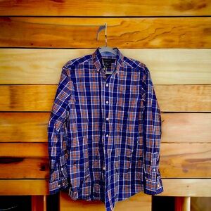 Crown & Ivy Men’s Botton Up.